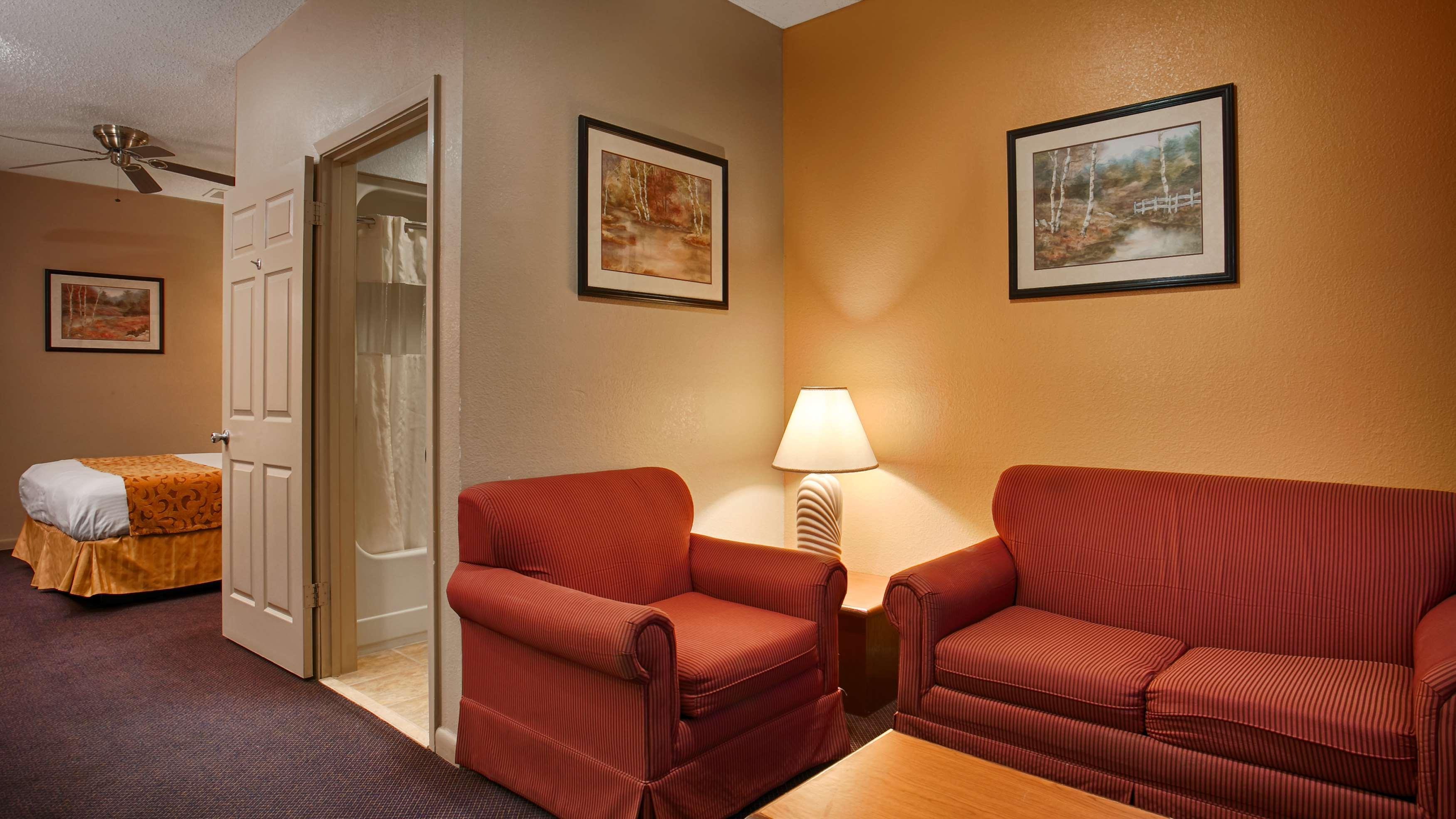 Best Western Delhi Inn Екстериор снимка