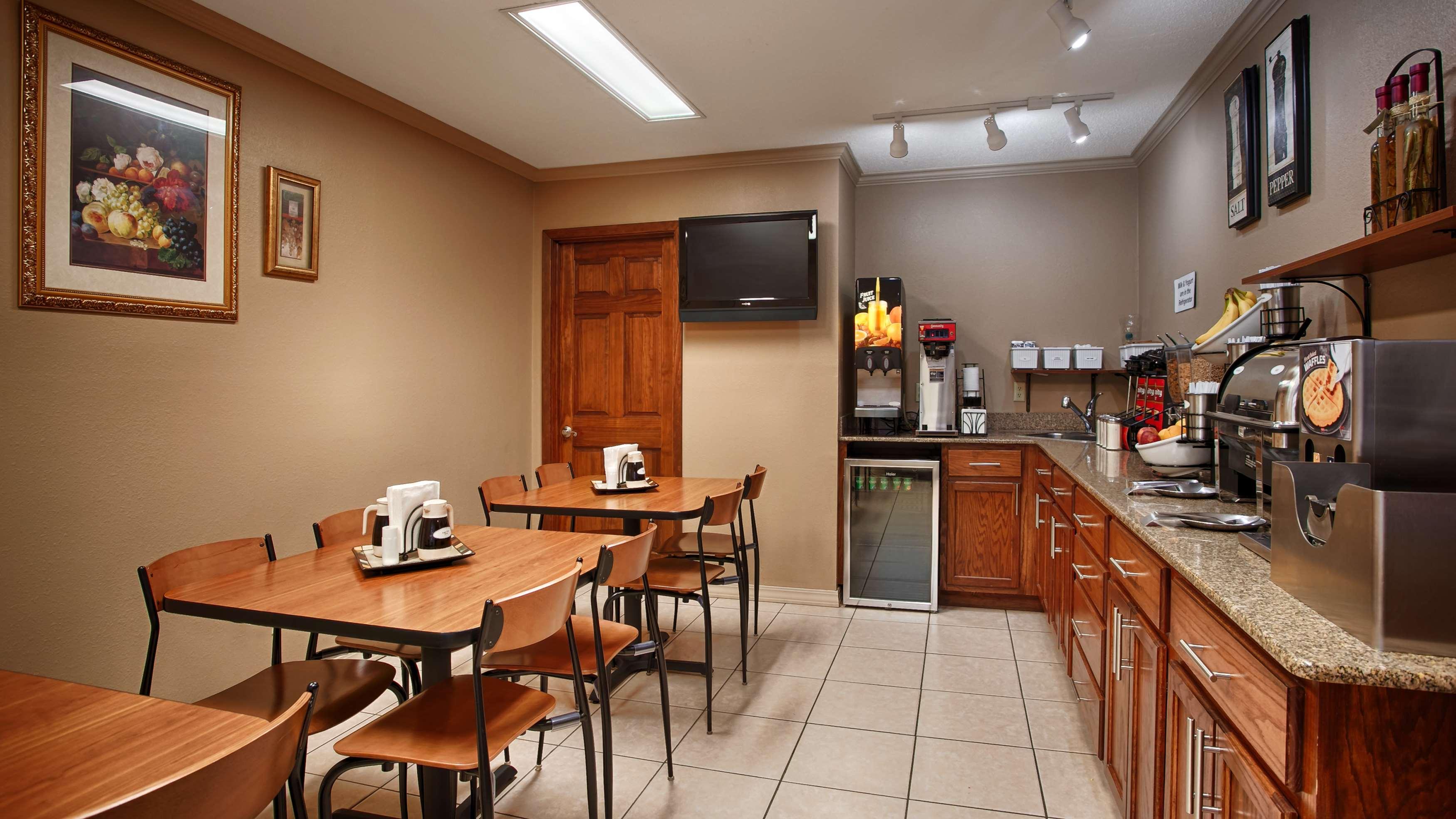 Best Western Delhi Inn Екстериор снимка