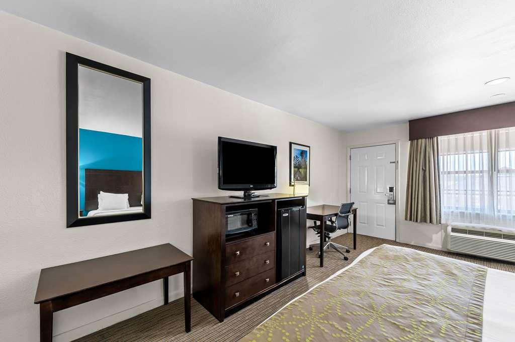 Best Western Delhi Inn Стая снимка