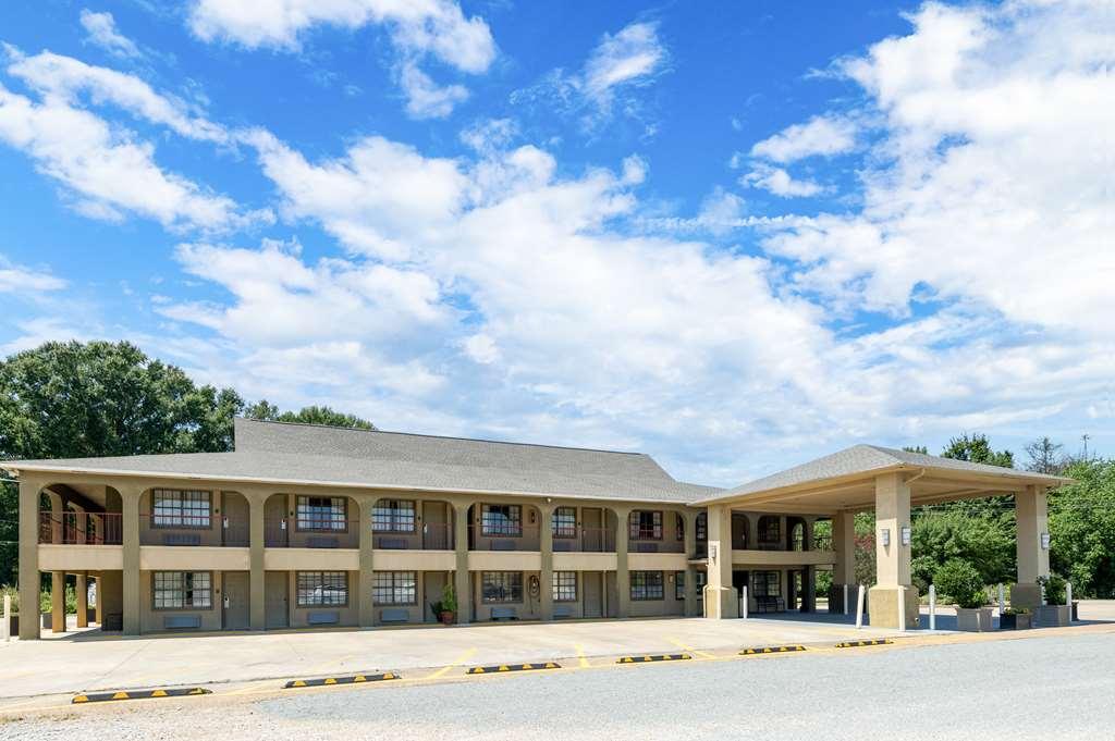 Best Western Delhi Inn Екстериор снимка