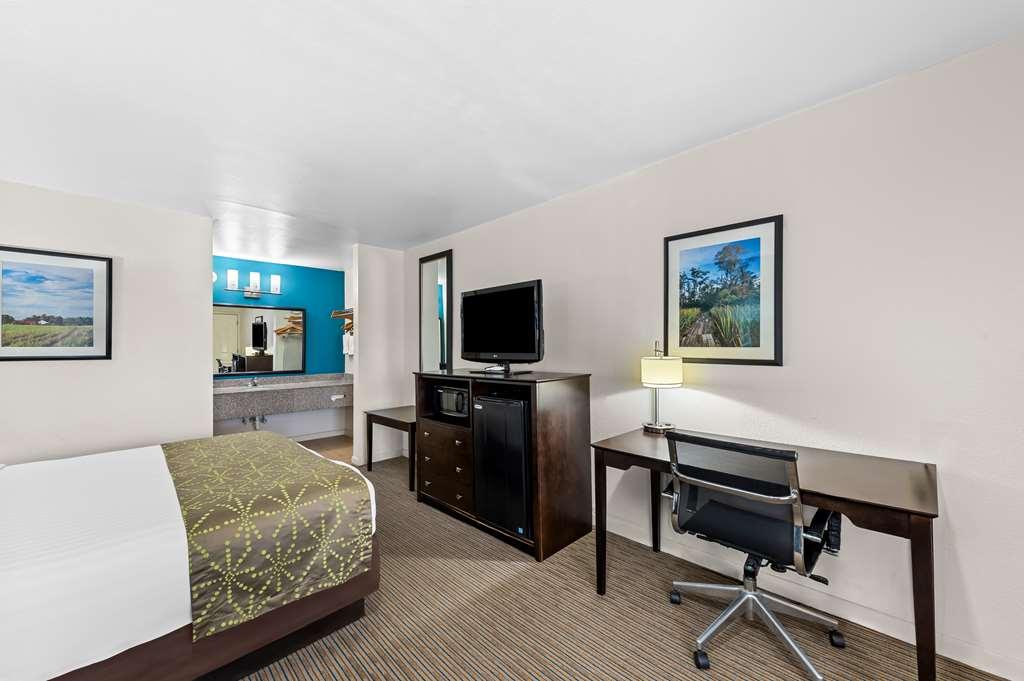 Best Western Delhi Inn Стая снимка