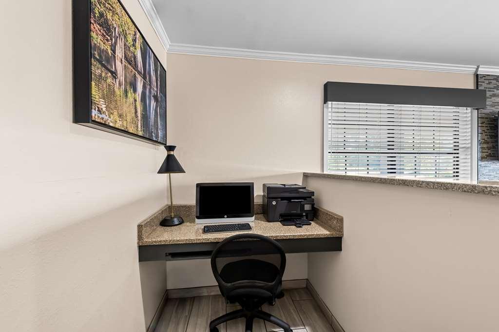 Best Western Delhi Inn Съоръжения снимка