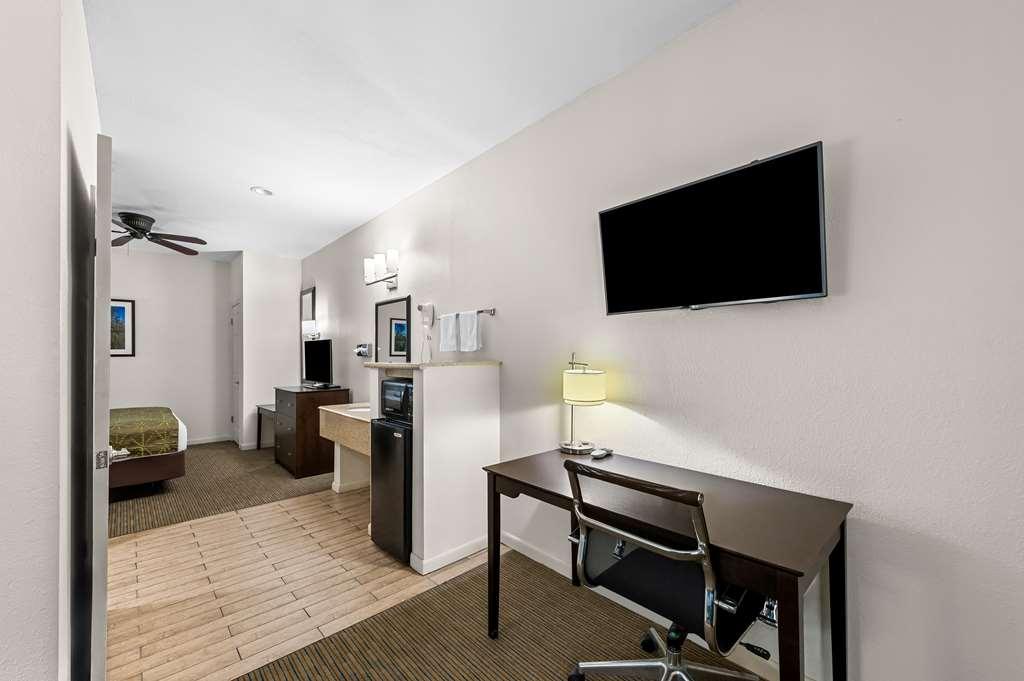 Best Western Delhi Inn Стая снимка
