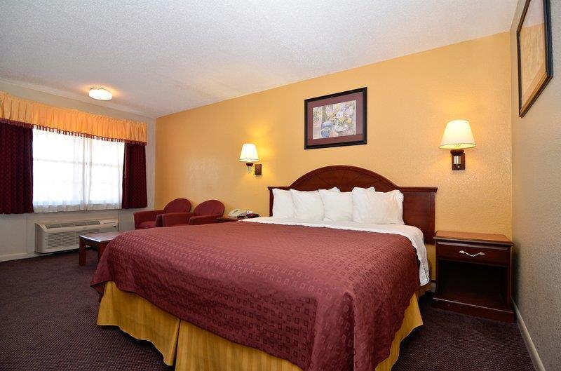 Best Western Delhi Inn Стая снимка